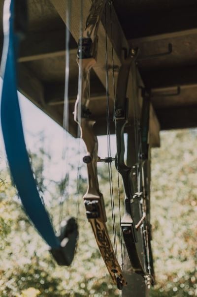 compound-bows-hanging-from-ceiling